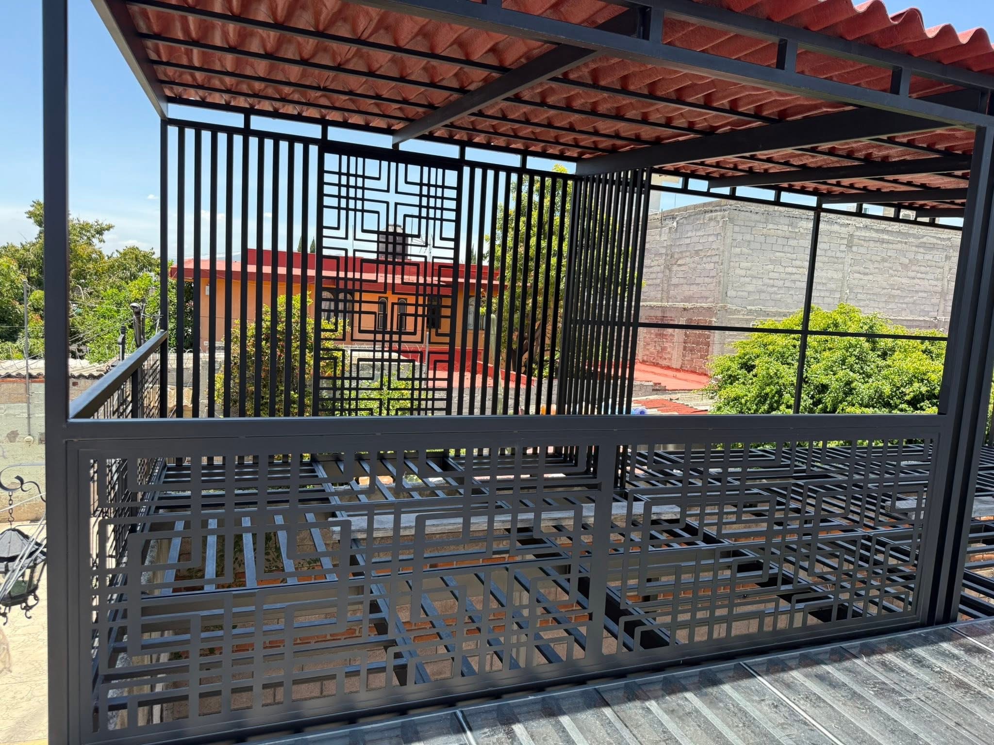 Estructura de herrería con cubierta instalada en una terraza